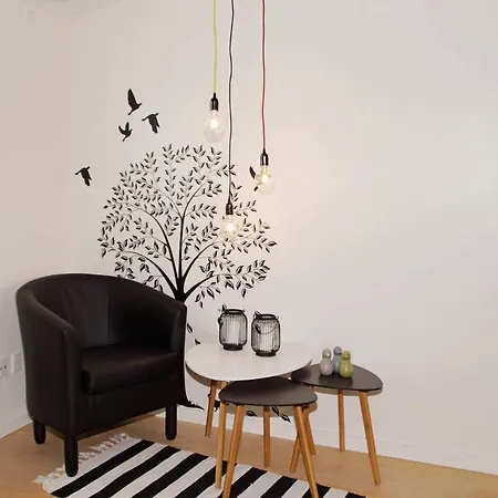 8 Person In Hemmet-by Traum