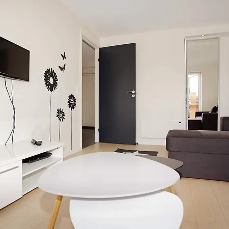 8 Person In Hemmet-by Traum Hemmet