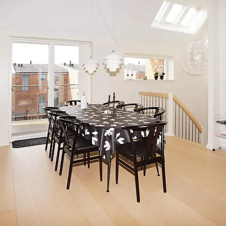 8 Person In Hemmet-by Traum *