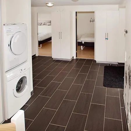 8 Person In Hemmet-by Traum